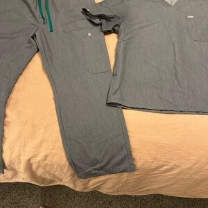 Figs Gray Scrub Set with Green Drawstring
